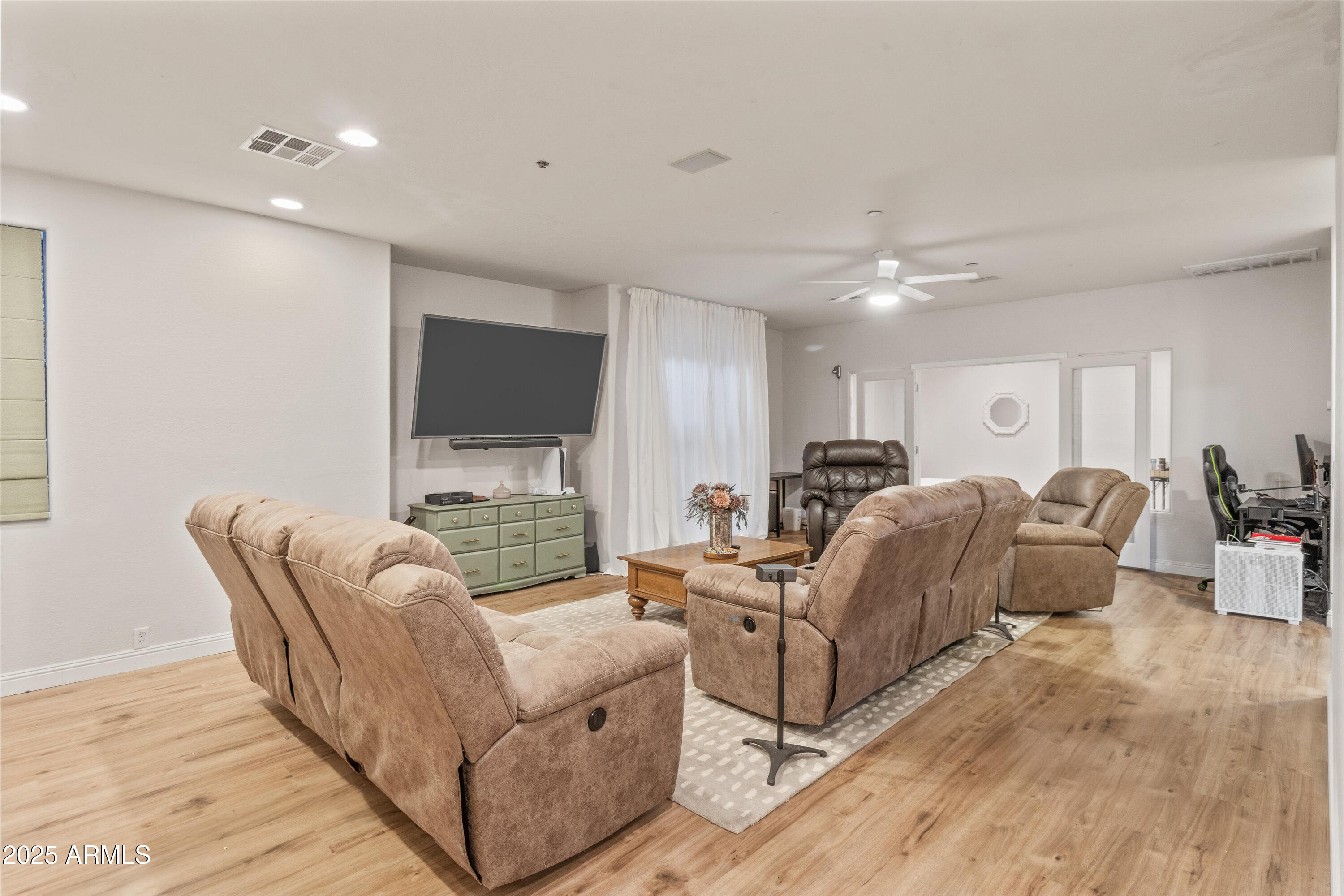 5309 E CARMEL Avenue