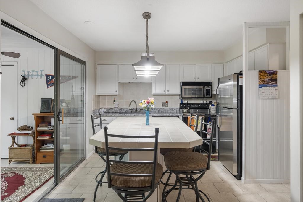 915 Robinson Street Unit: 2