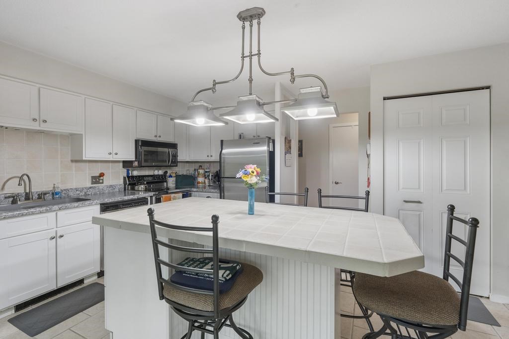 915 Robinson Street Unit: 2