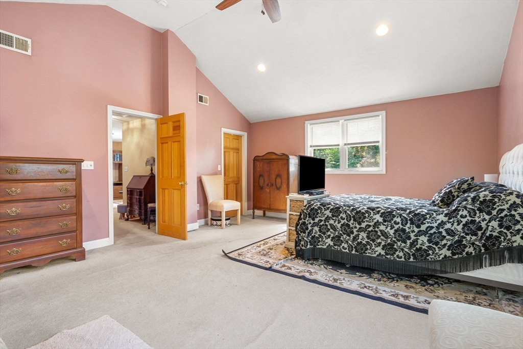 118 Thicket St