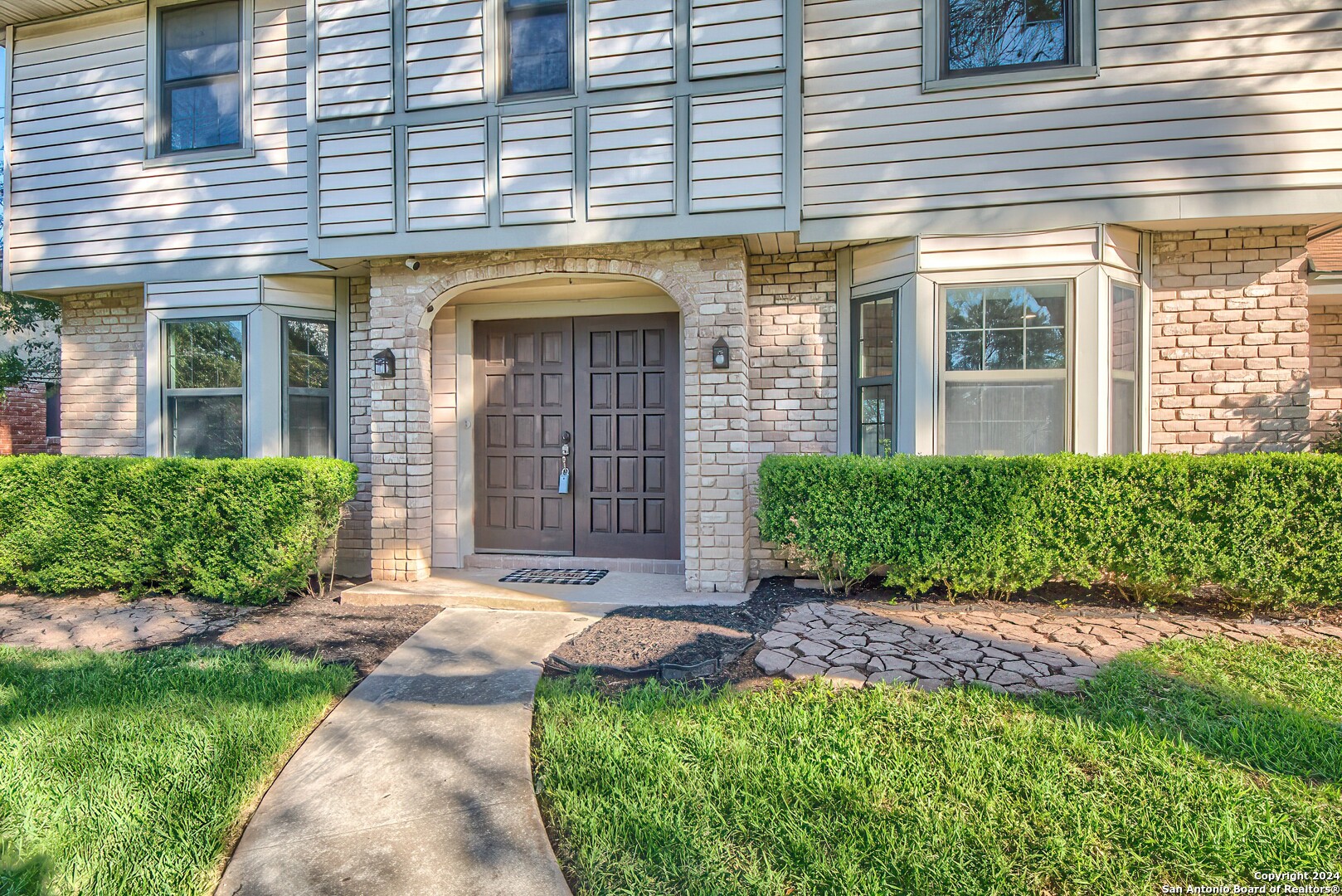 2818 MAYFAIR DR