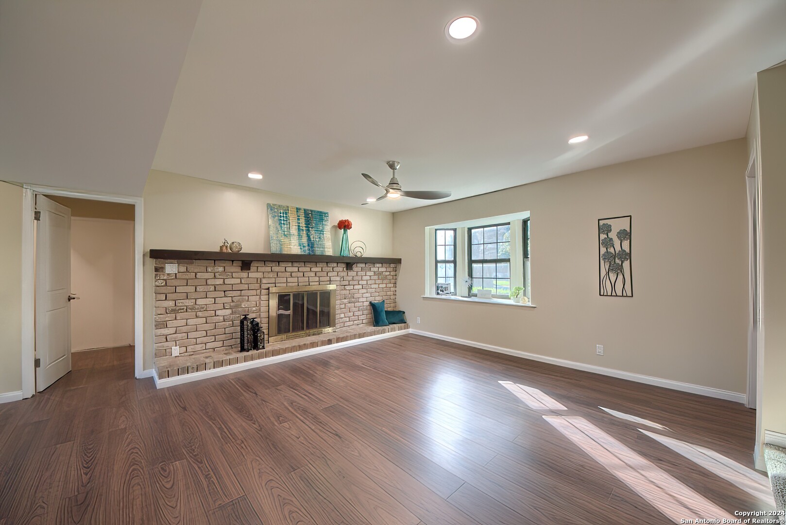 2818 MAYFAIR DR