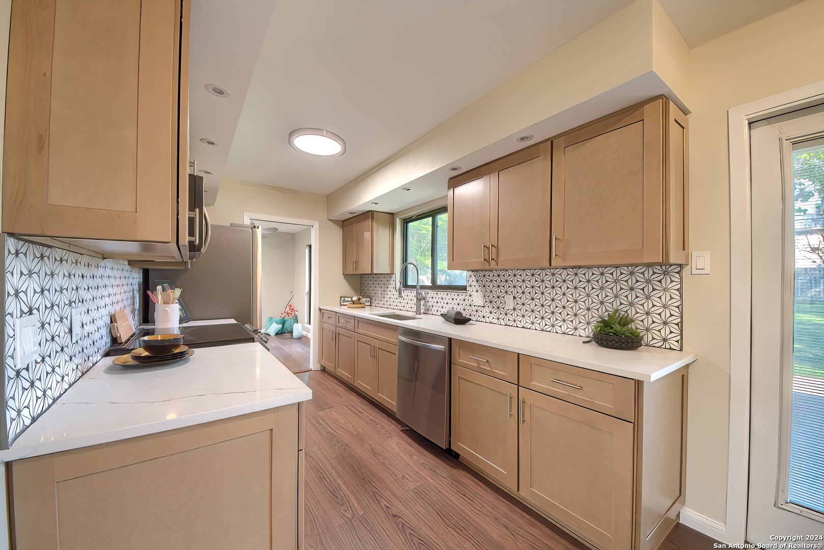 2818 MAYFAIR DR