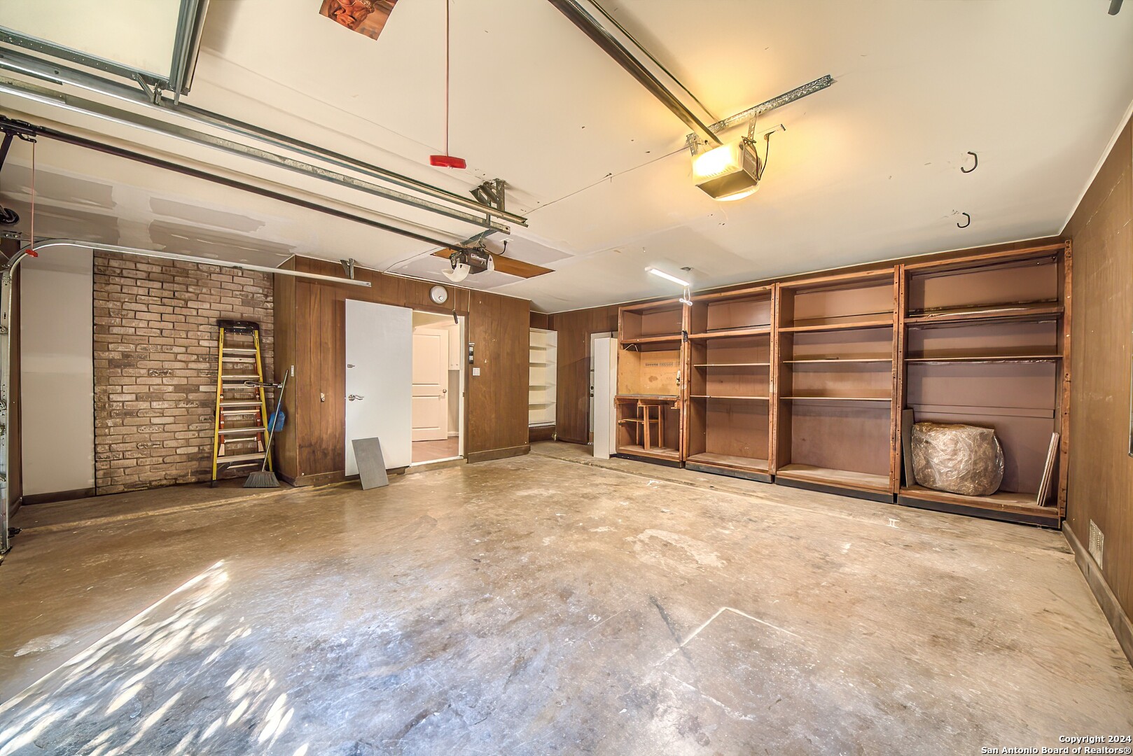 2818 MAYFAIR DR