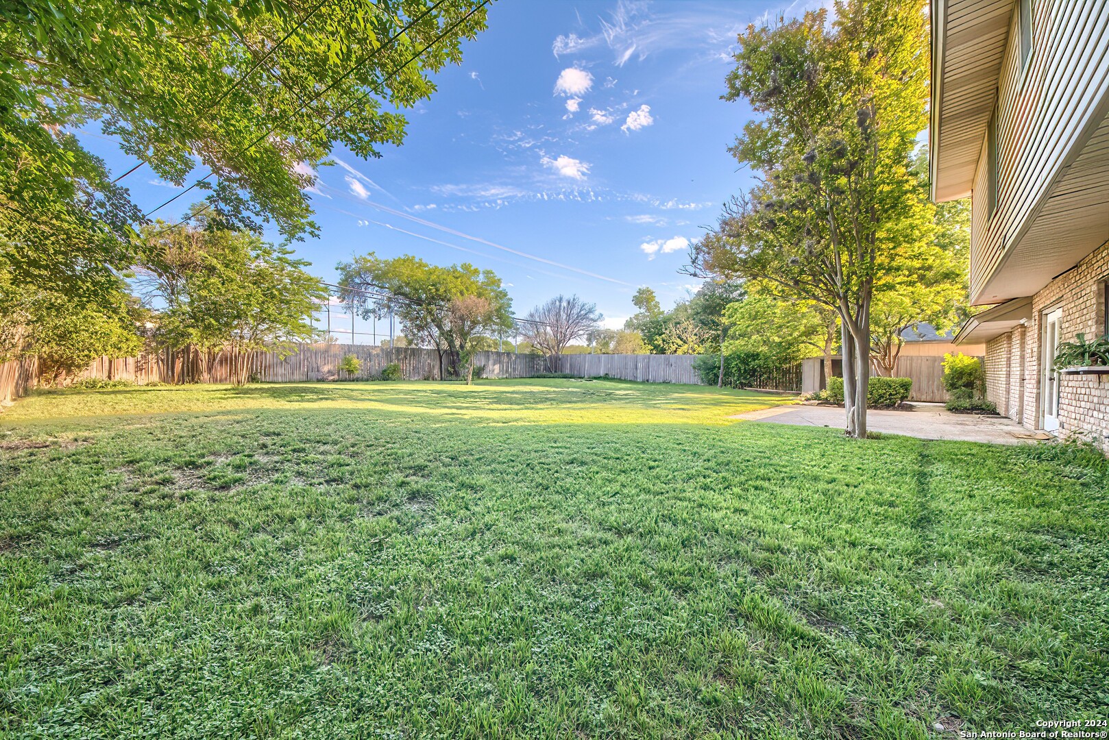 2818 MAYFAIR DR