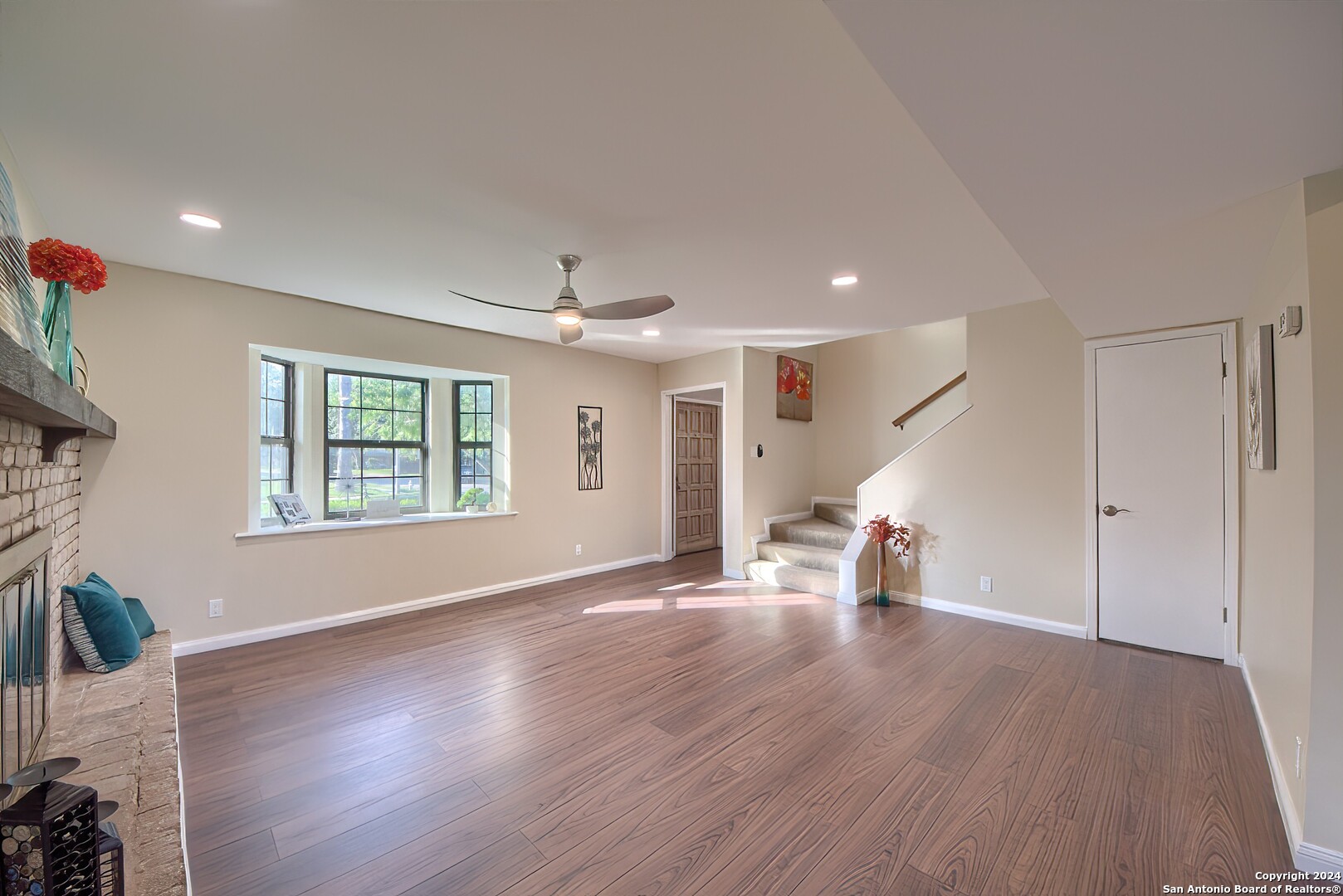 2818 MAYFAIR DR
