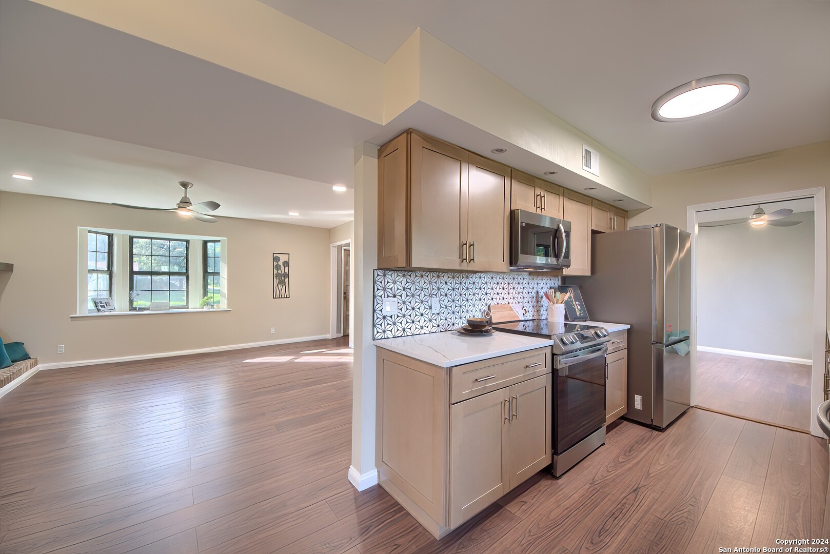 2818 MAYFAIR DR
