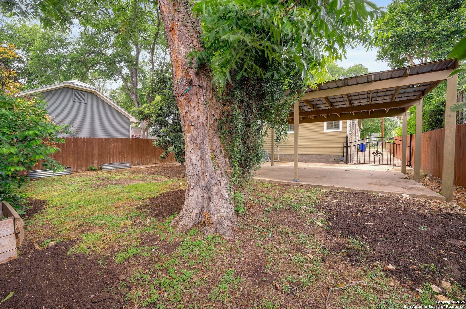 522 E Huisache