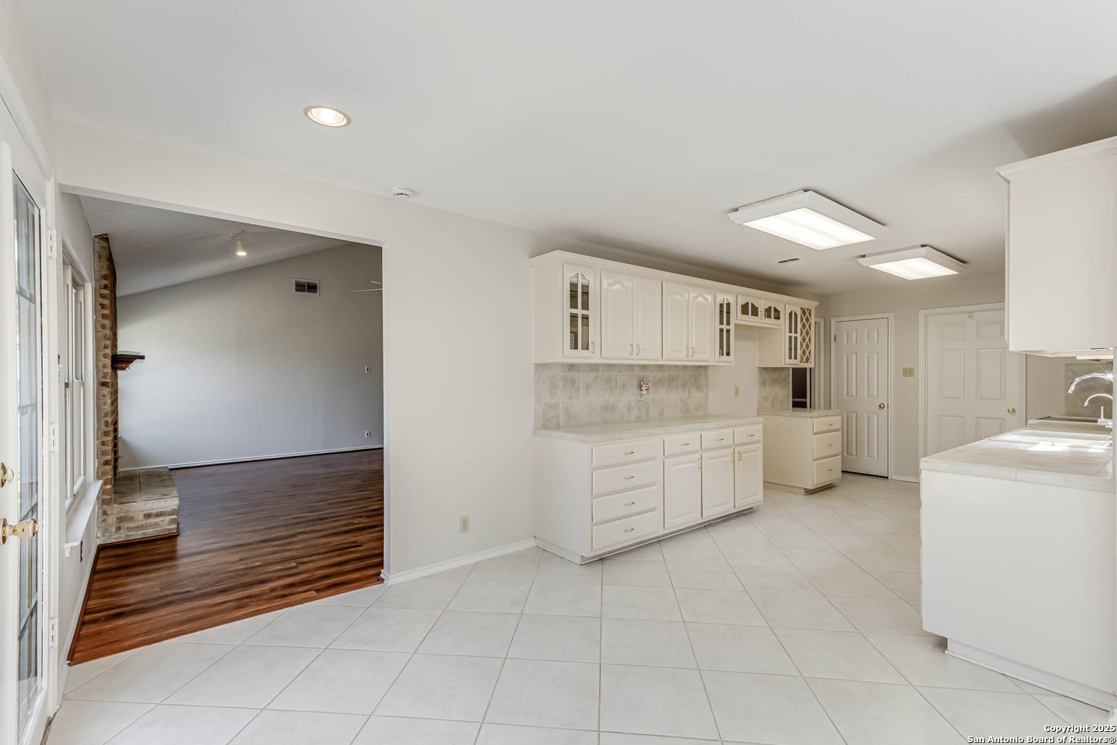 5953 Woodridge Rock