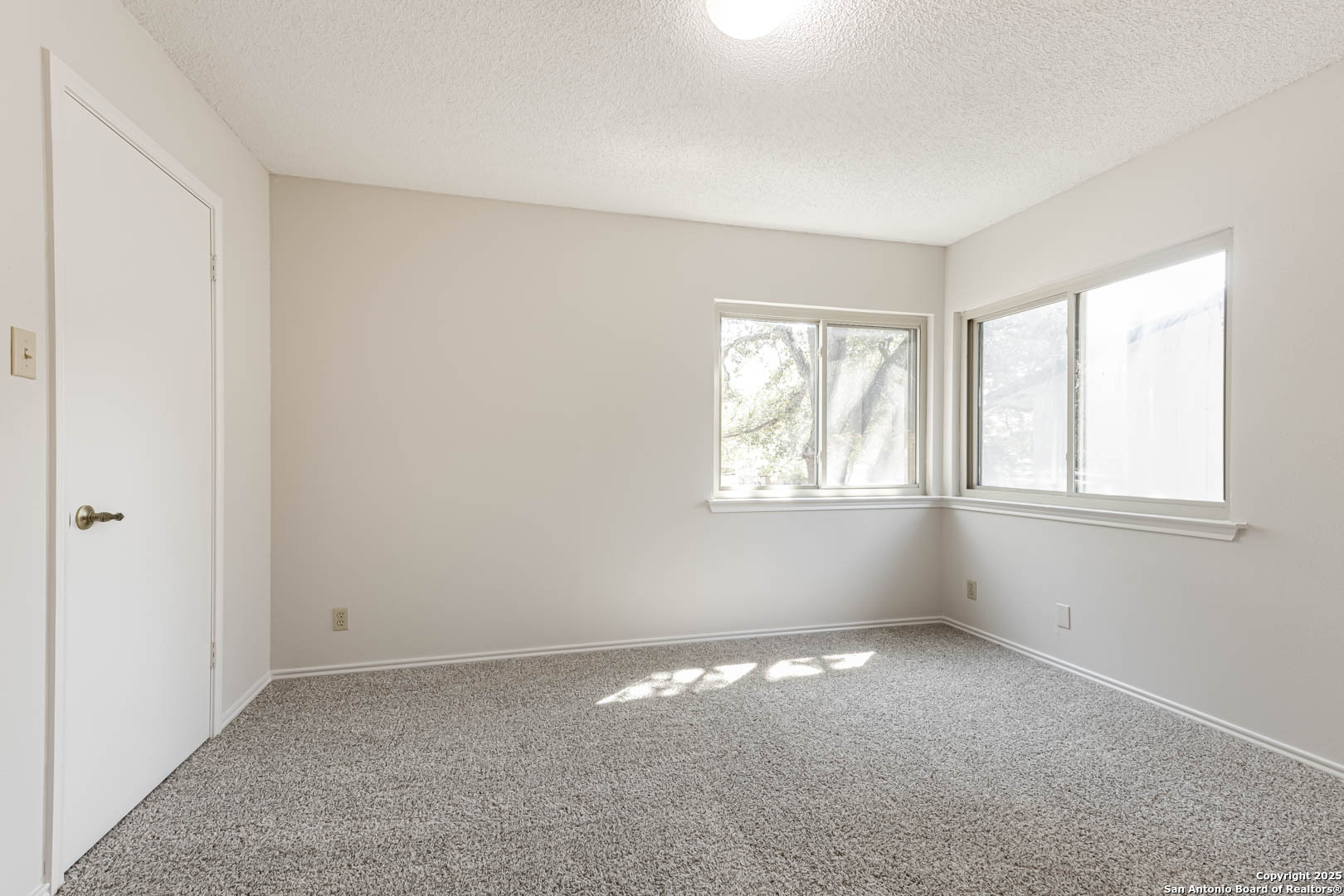 5953 Woodridge Rock