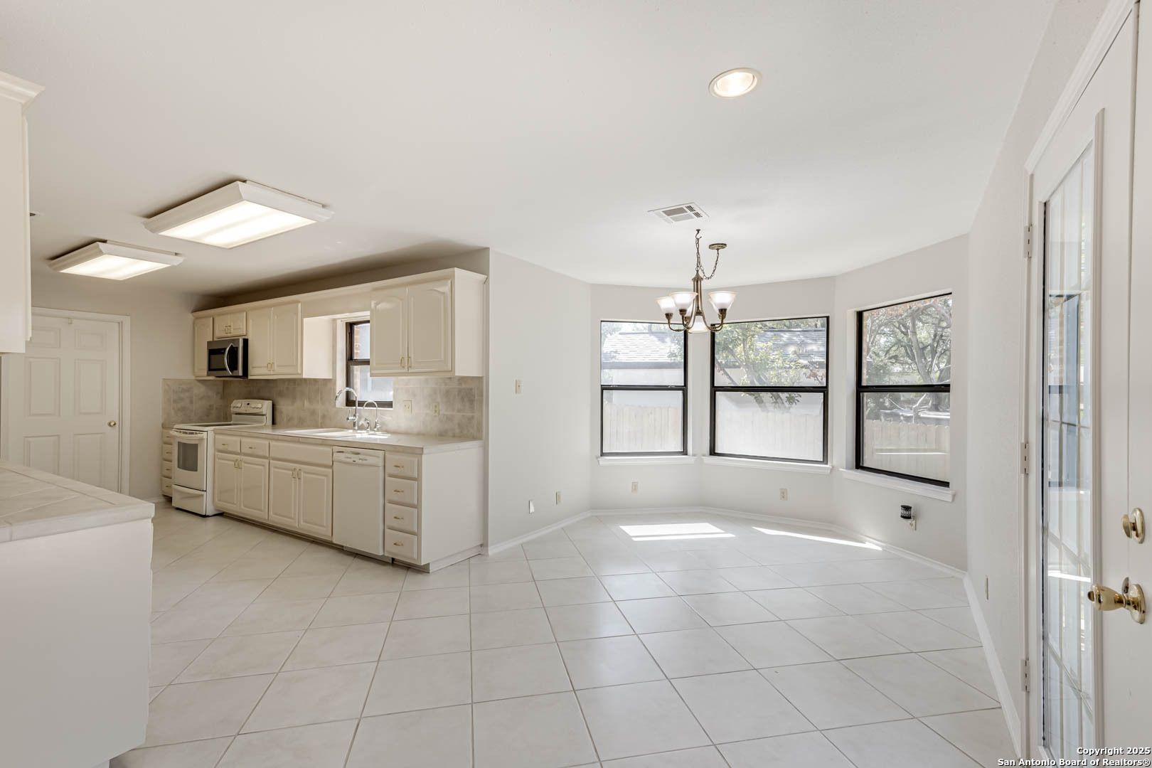 5953 Woodridge Rock
