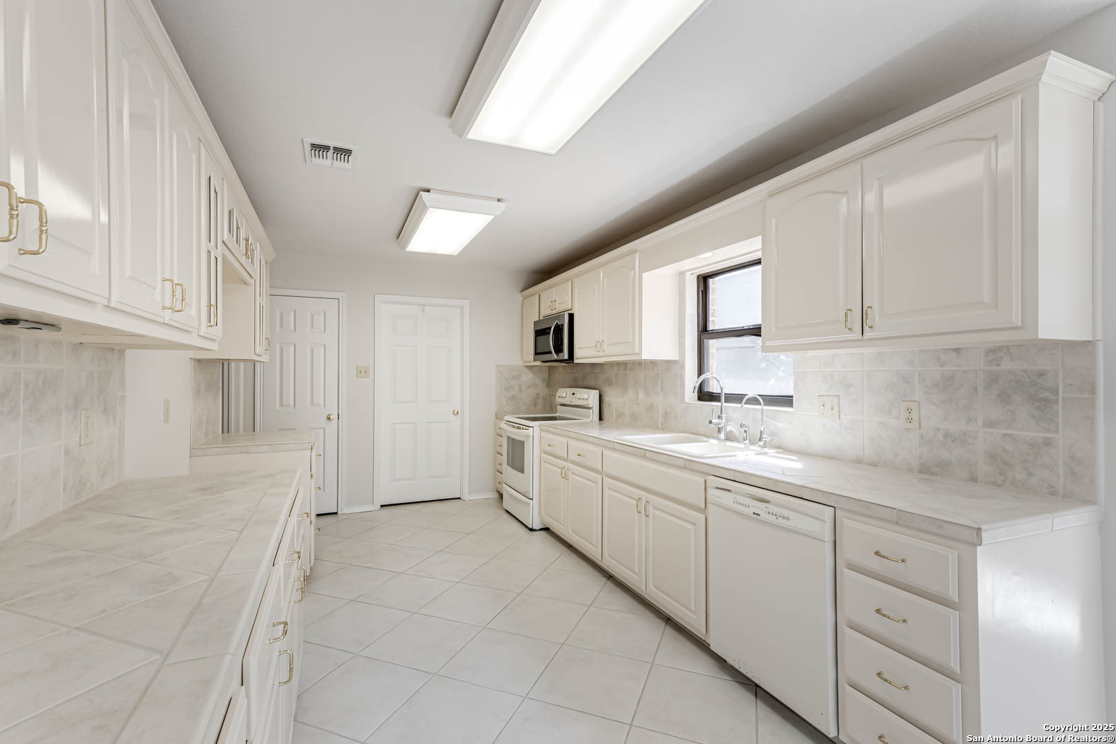 5953 Woodridge Rock