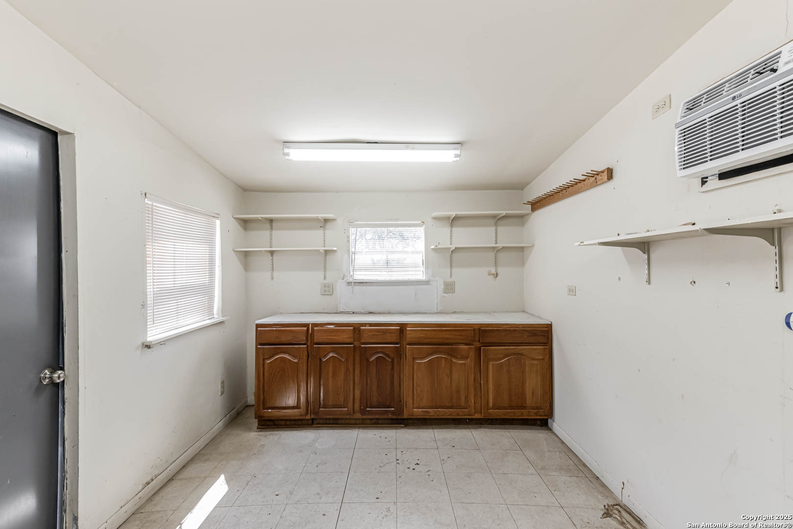 5953 Woodridge Rock