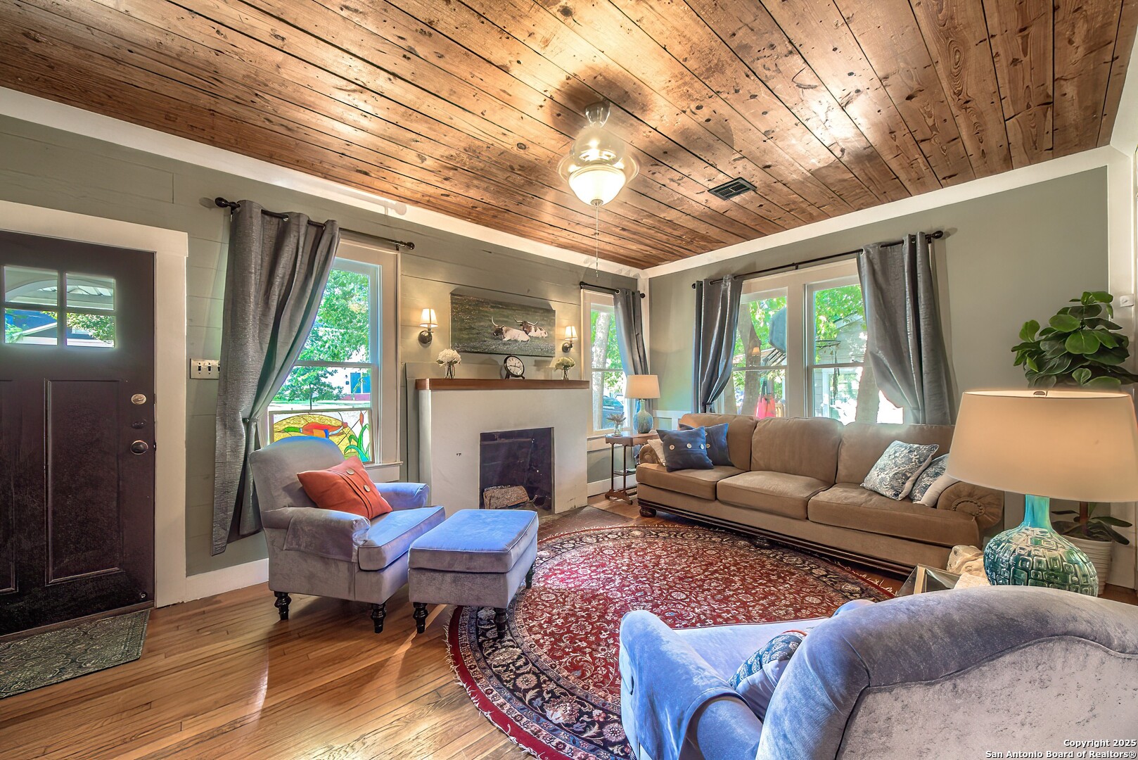 1023 W Gramercy