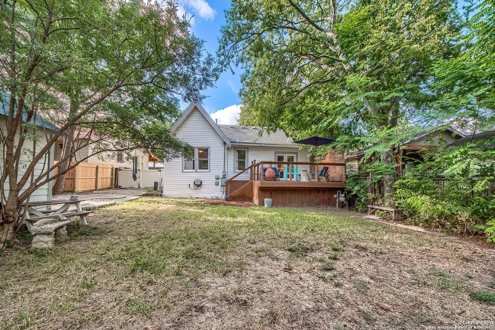 1023 W Gramercy