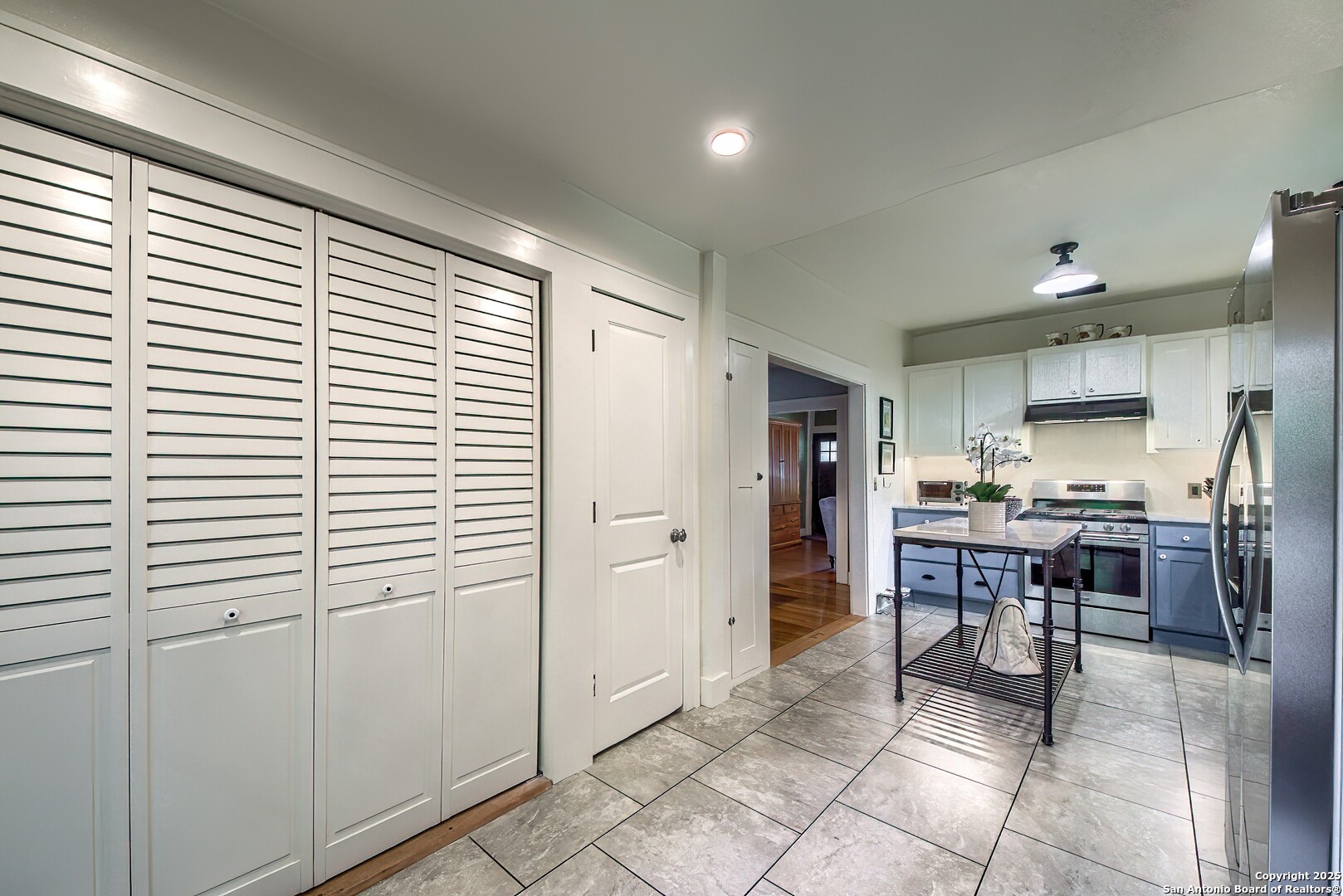 1023 W Gramercy