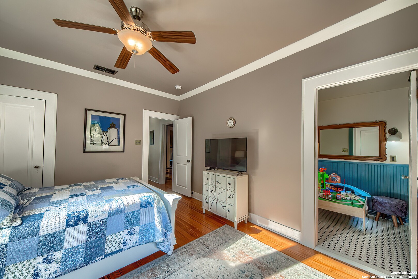 1023 W Gramercy