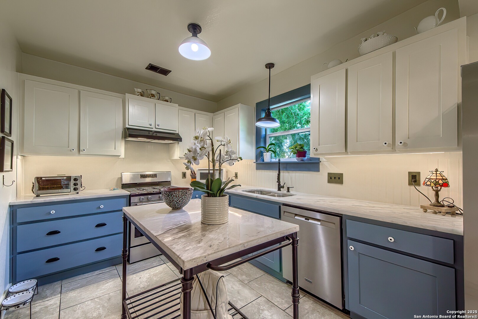 1023 W Gramercy
