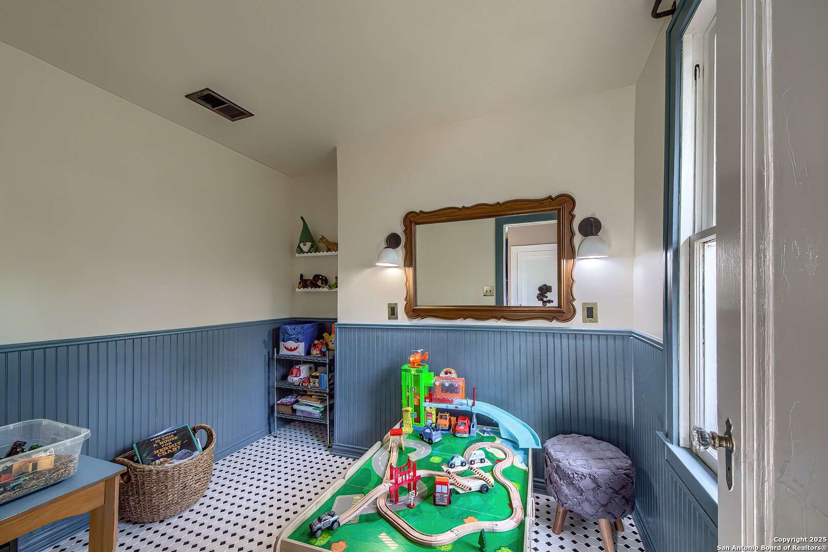 1023 W Gramercy