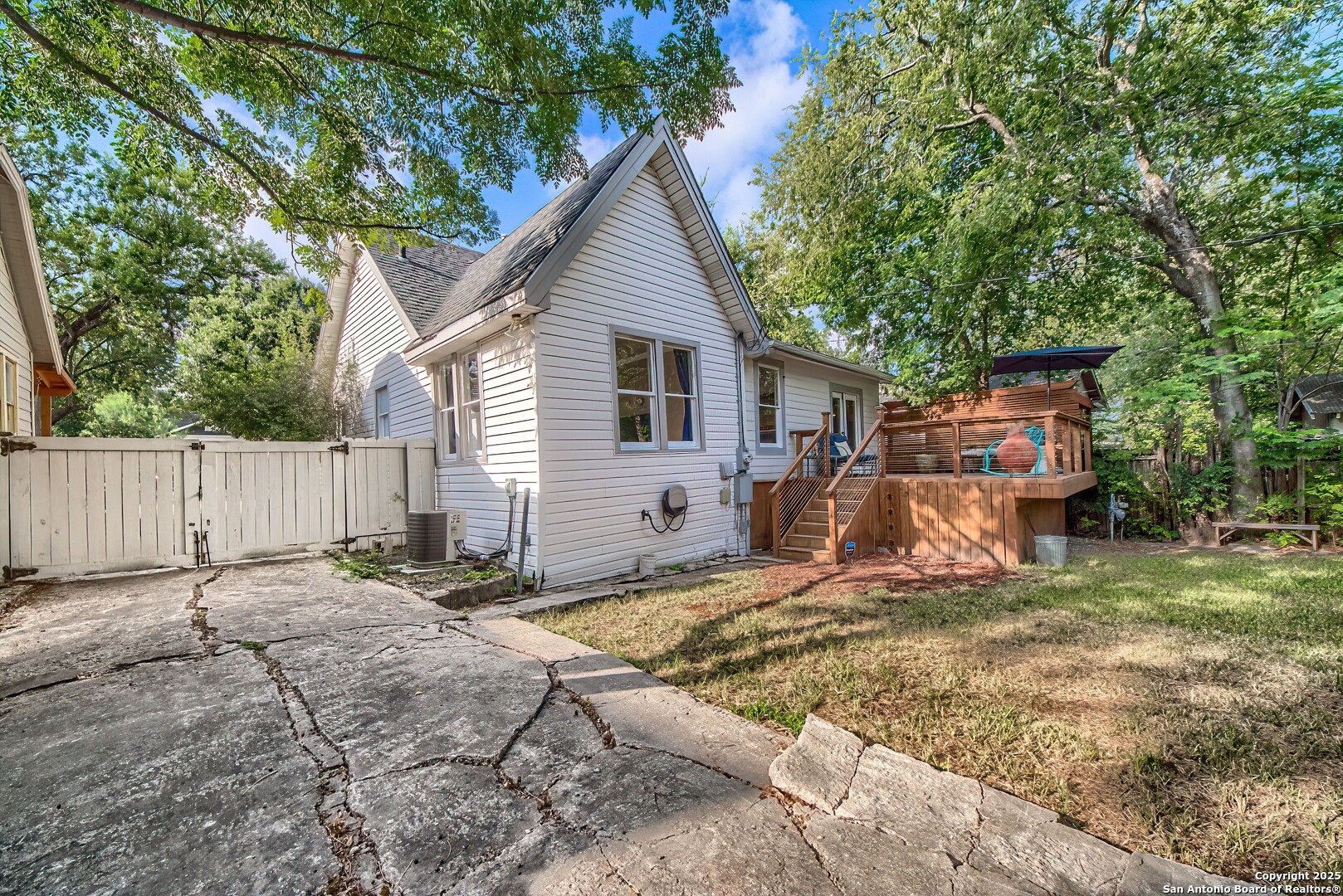 1023 W Gramercy