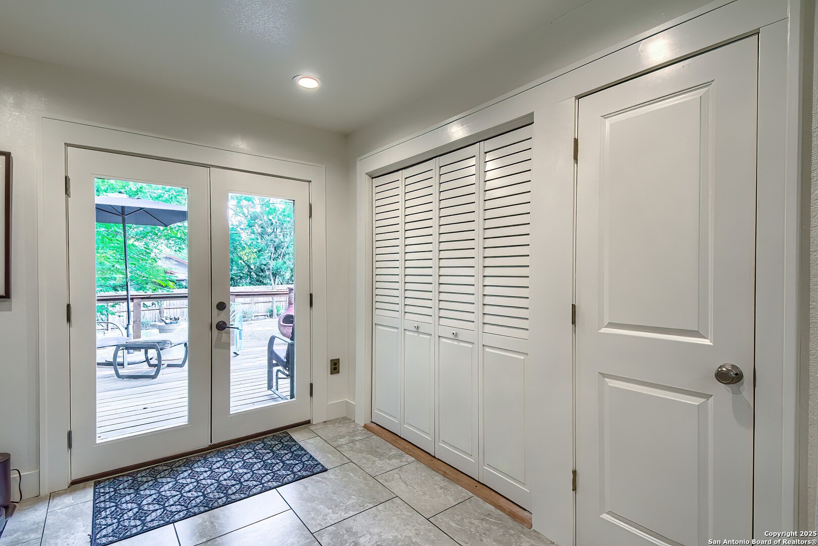 1023 W Gramercy