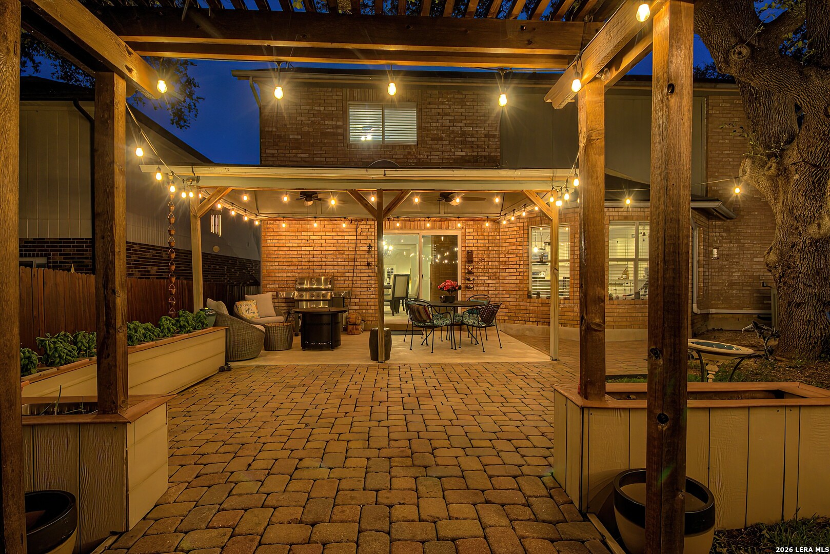 2422 Thrasher Oak