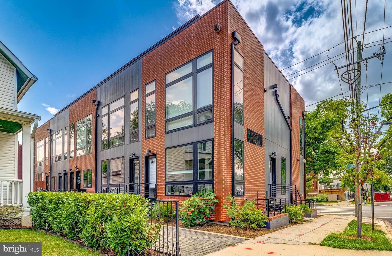 1201 Kearny STREET NE Unit: 202