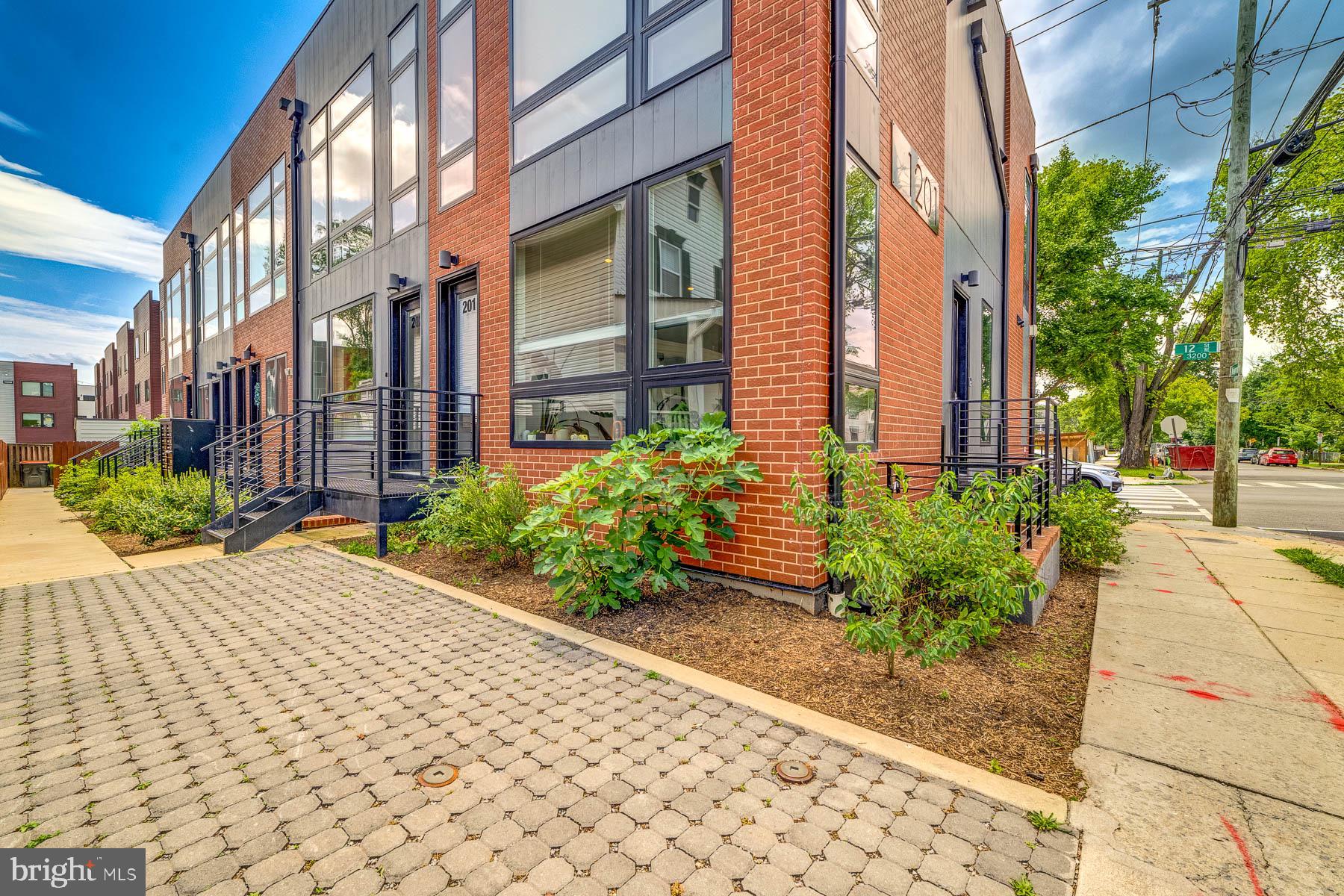 1201 Kearny STREET NE Unit: 202