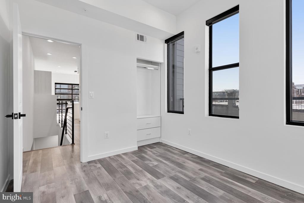 506 H STREET NE 401