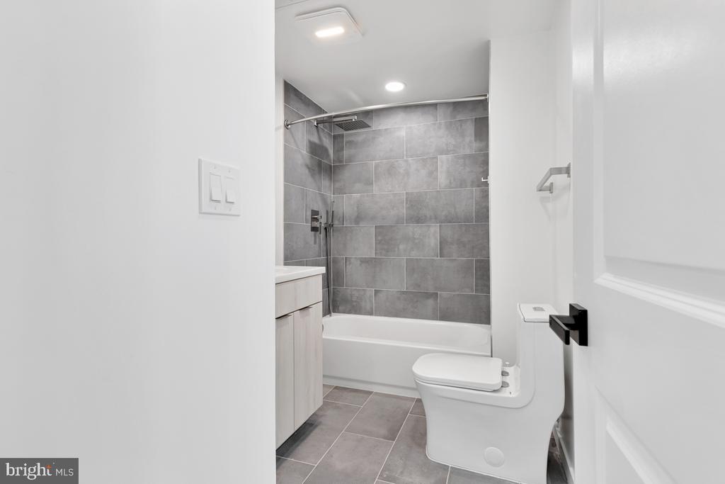 506 H STREET NE 401