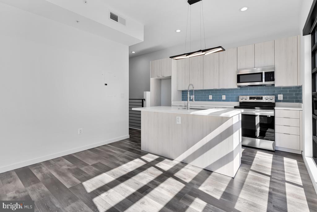 506 H STREET NE 401