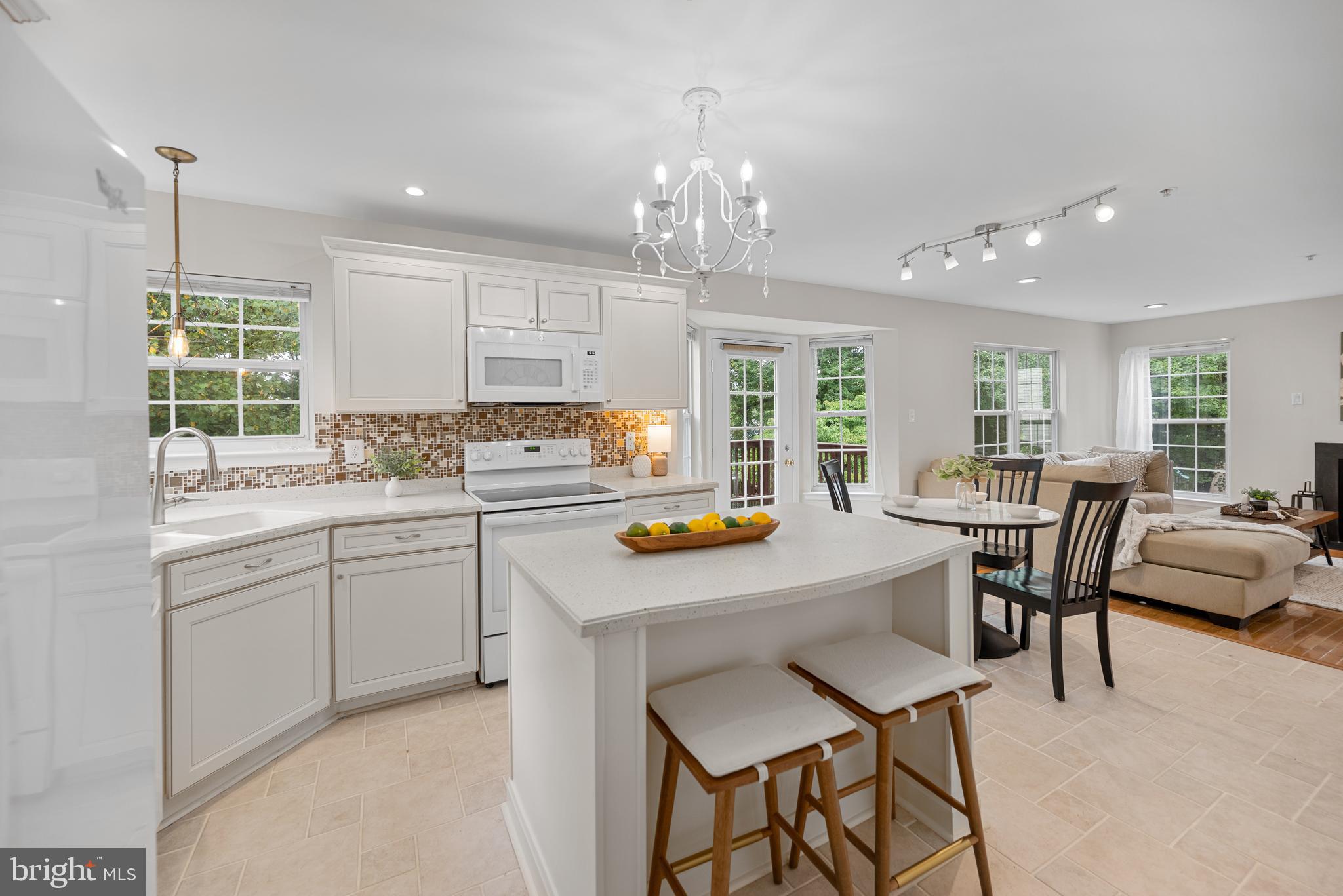 8407 HILLVIEW
