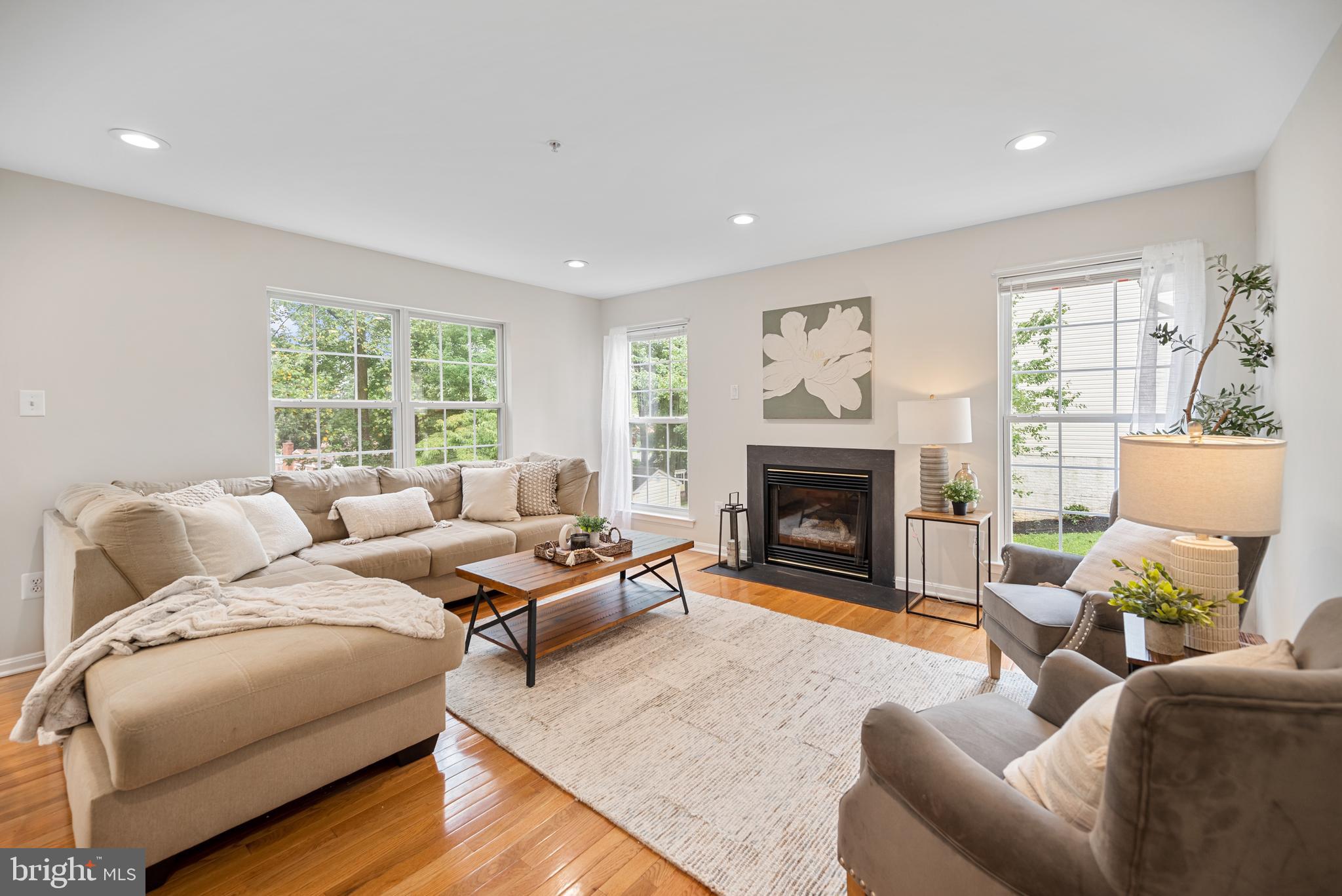 8407 HILLVIEW