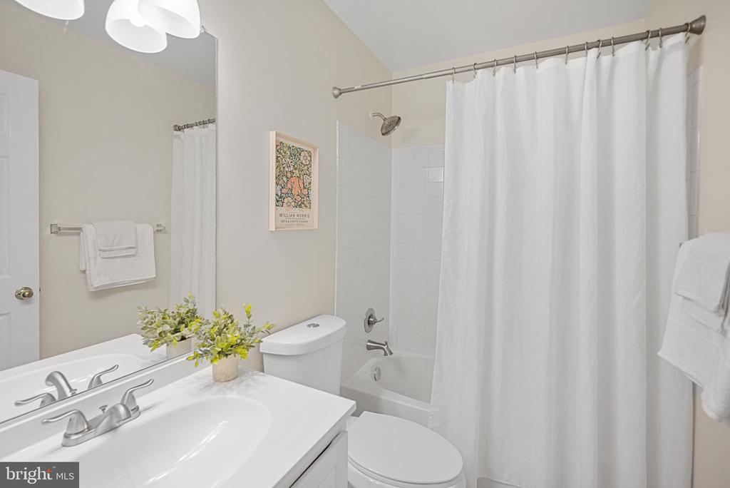 8407 HILLVIEW