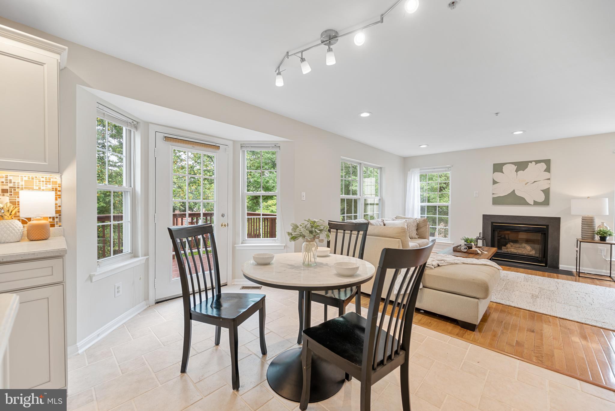 8407 HILLVIEW