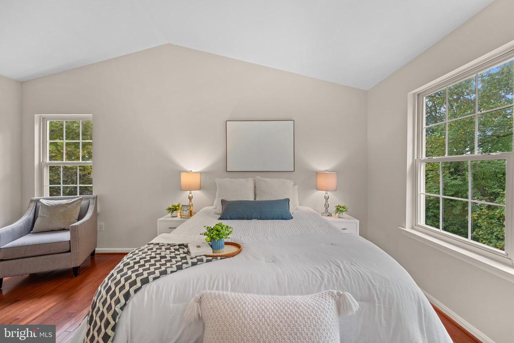 8407 HILLVIEW