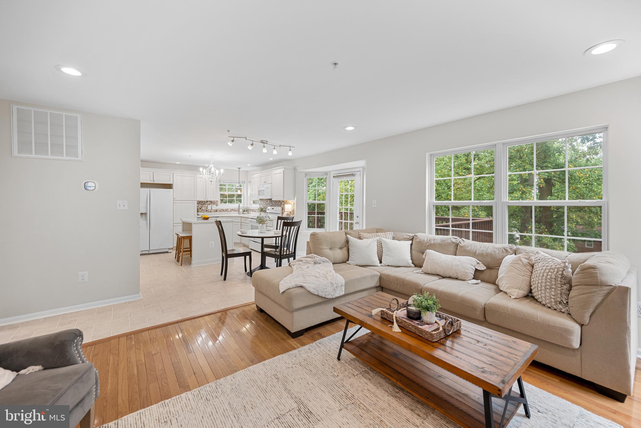 8407 HILLVIEW