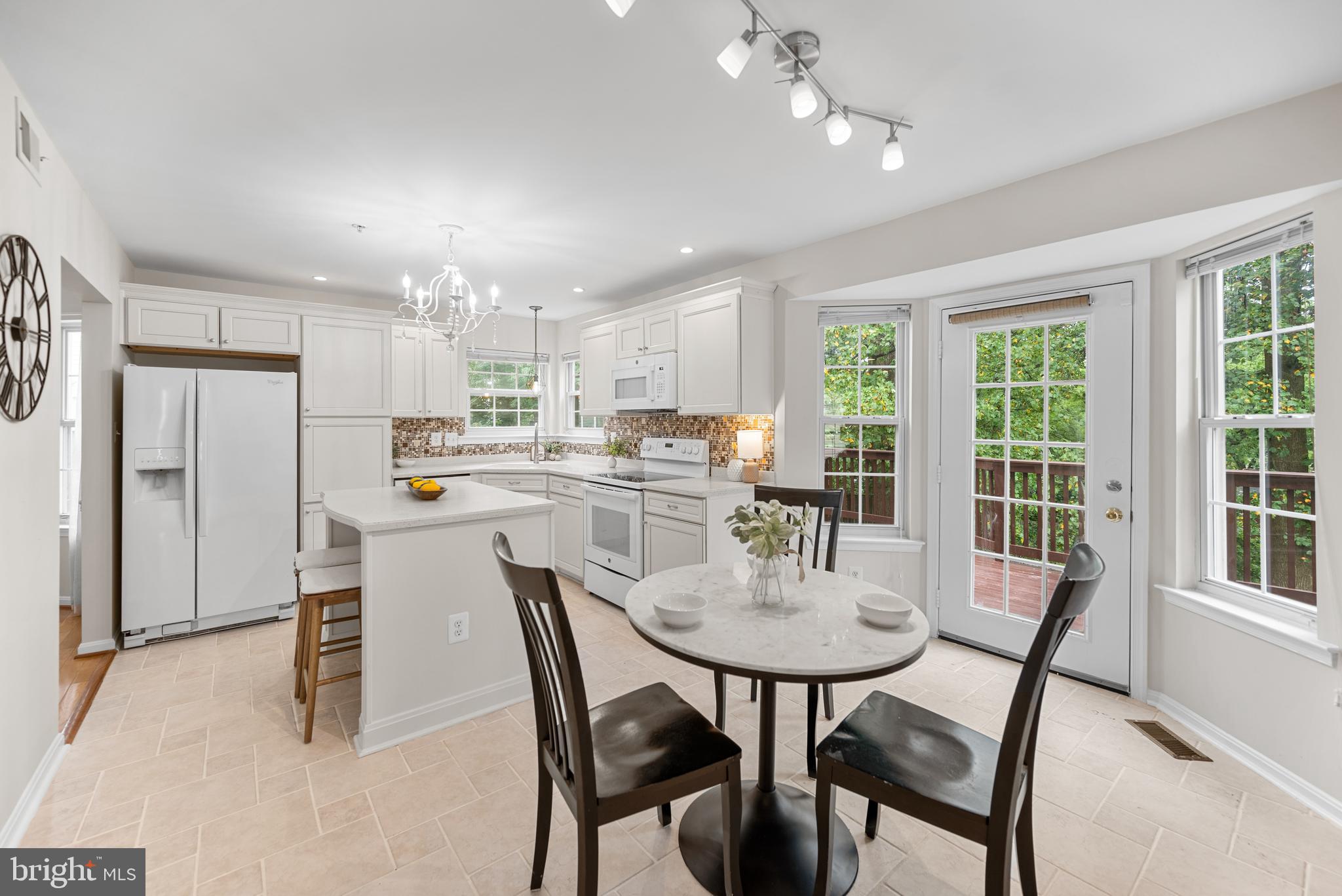 8407 HILLVIEW