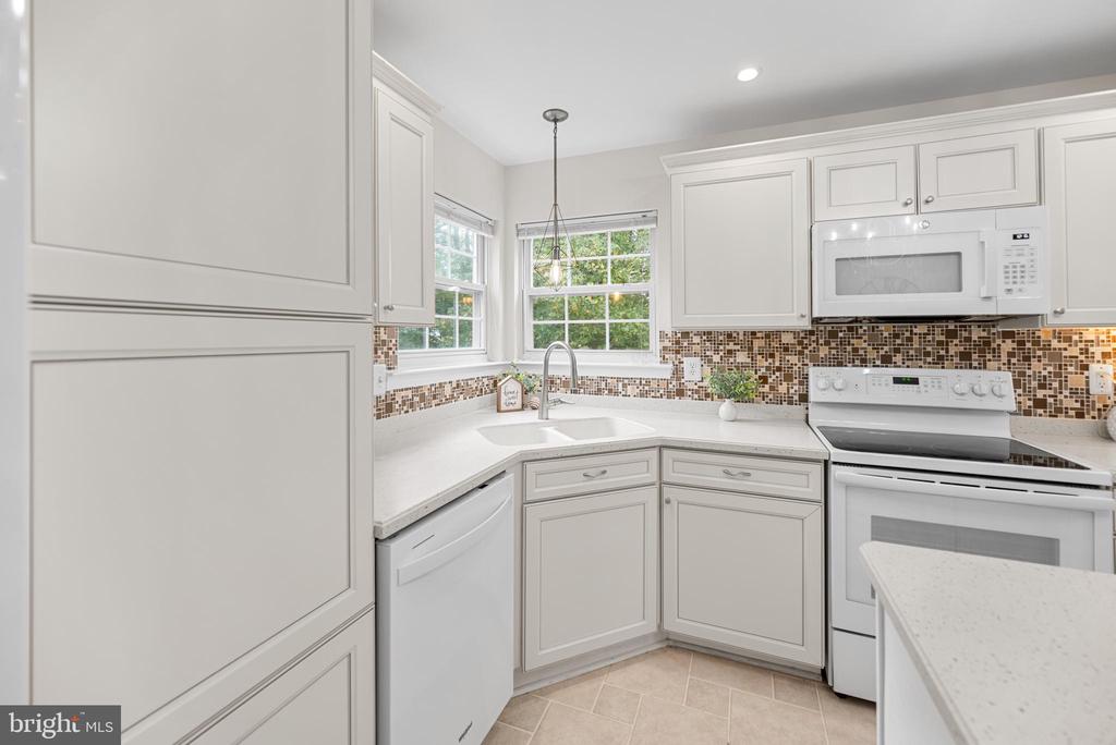 8407 HILLVIEW