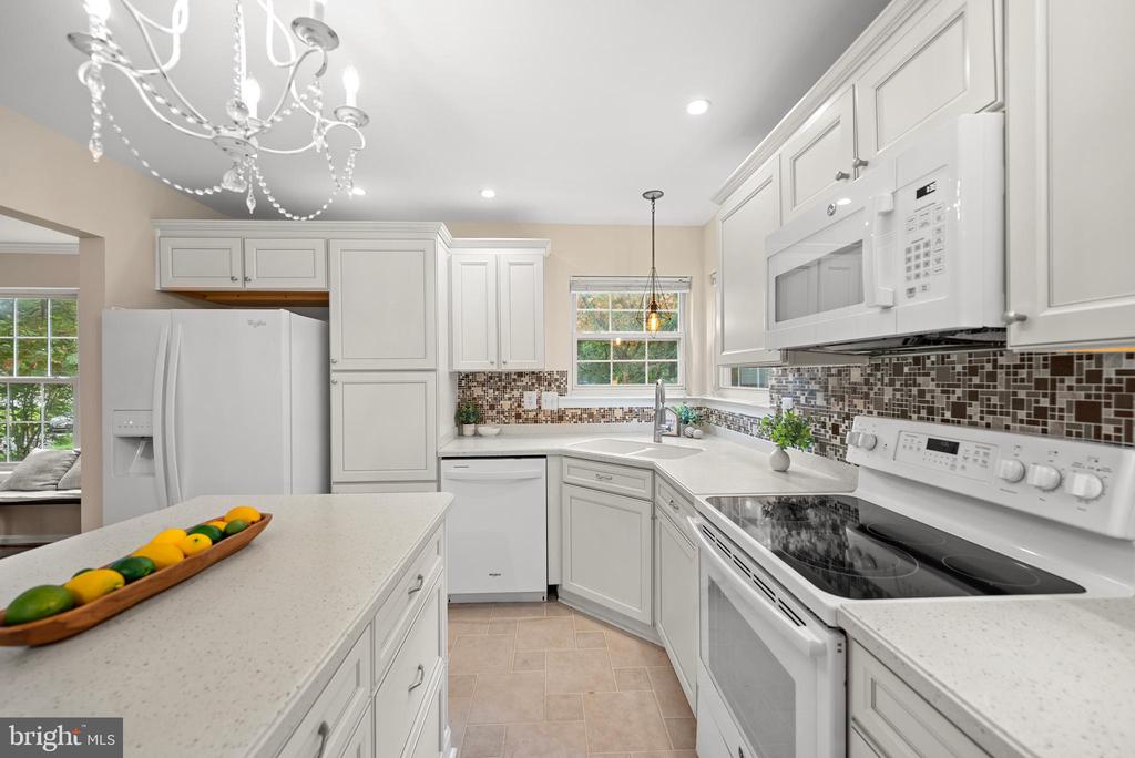 8407 HILLVIEW