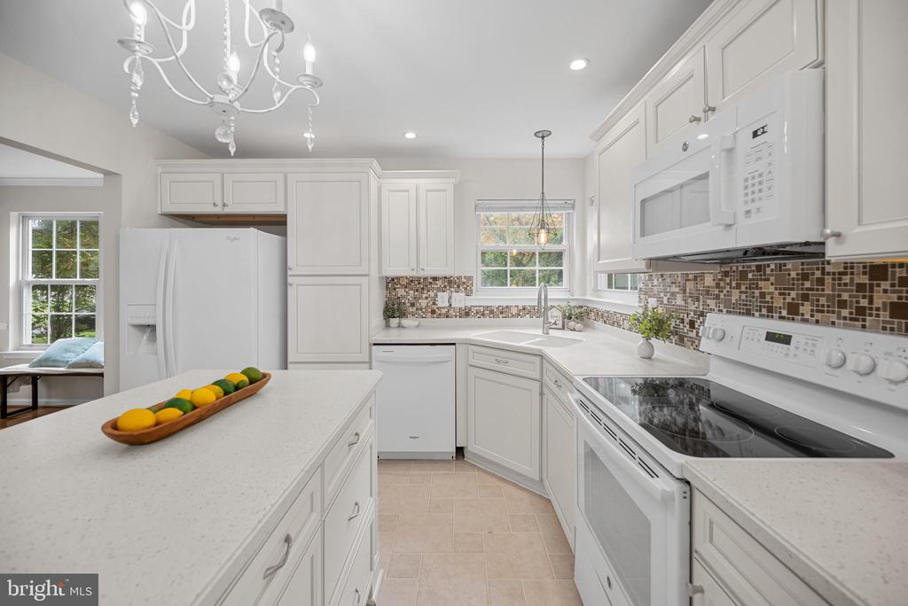 8407 HILLVIEW