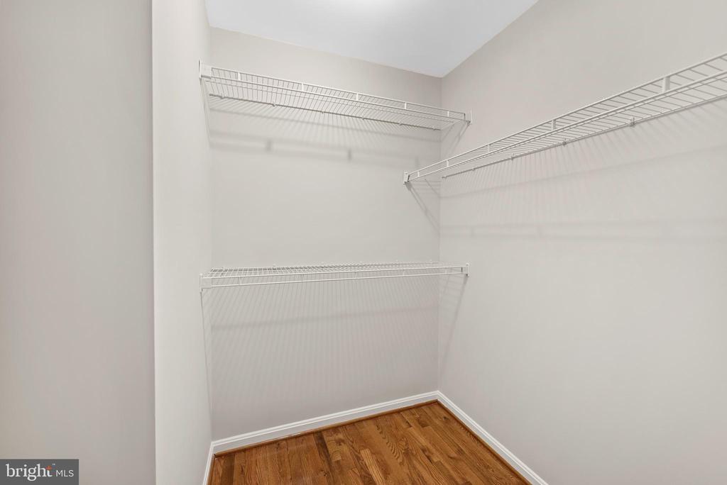 8407 HILLVIEW