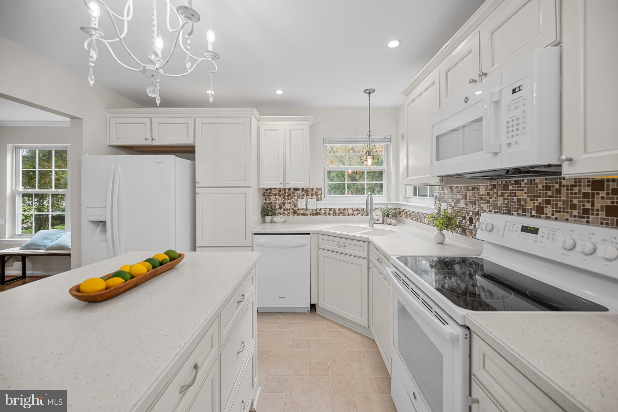 8407 HILLVIEW