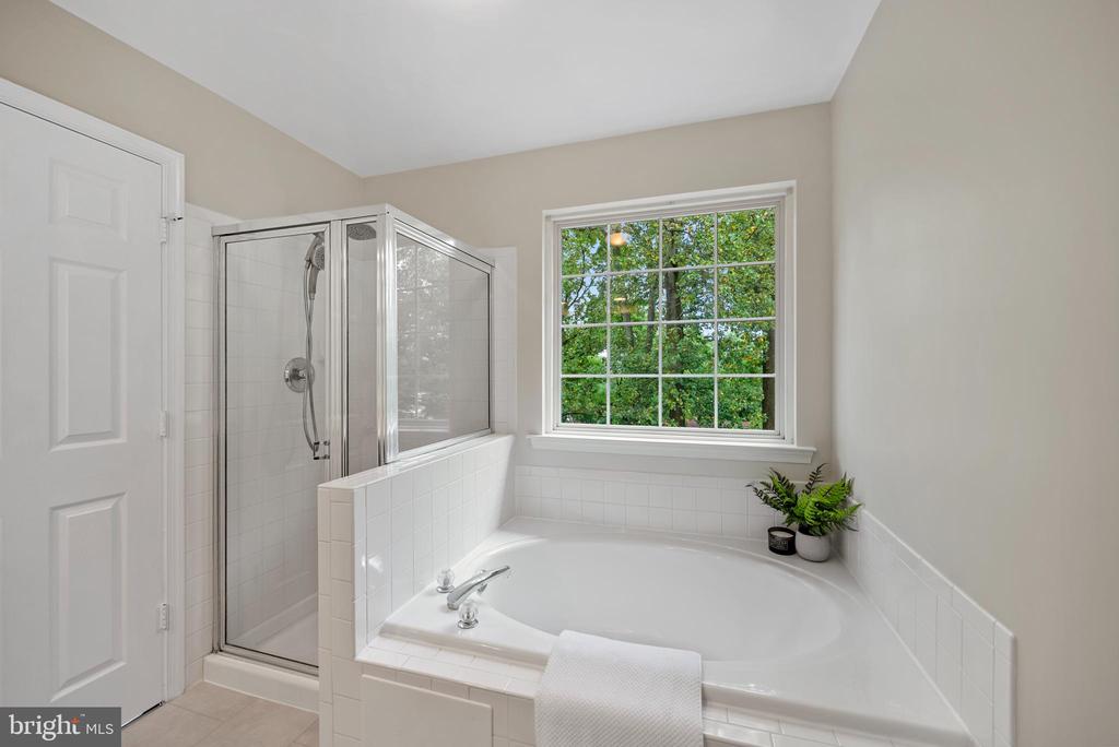 8407 HILLVIEW