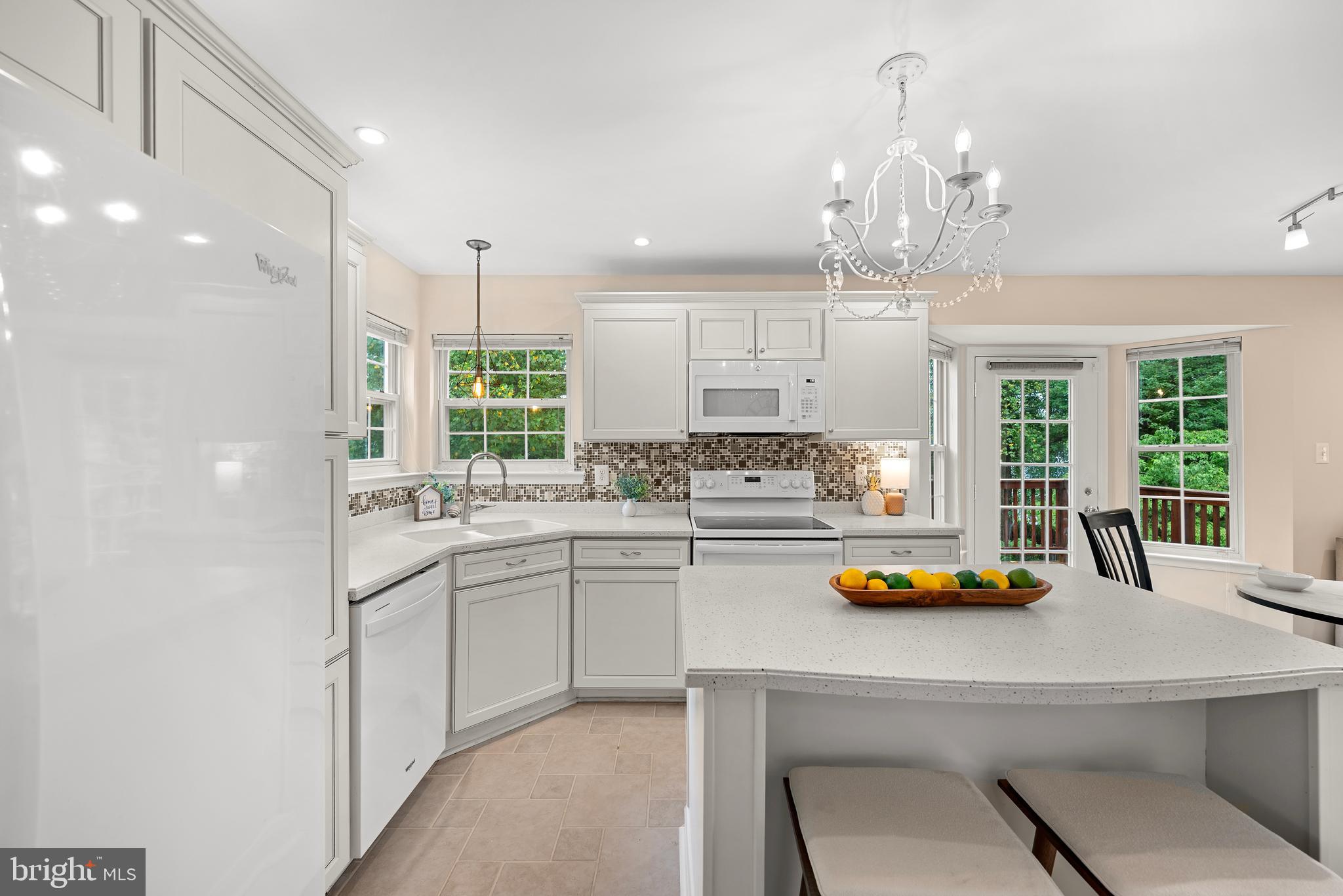 8407 HILLVIEW