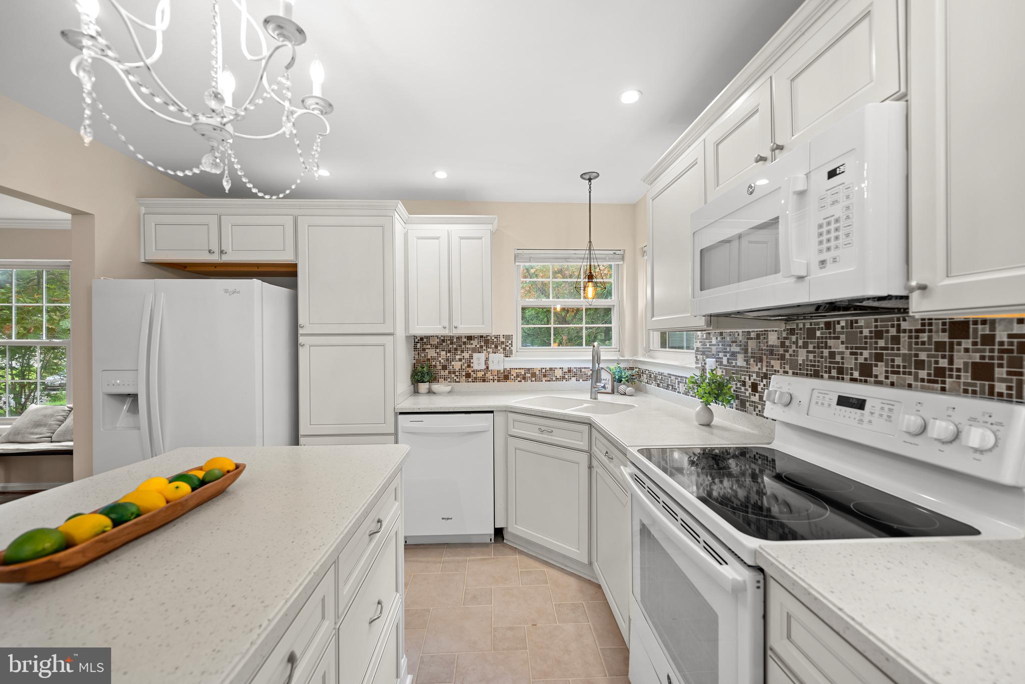 8407 HILLVIEW