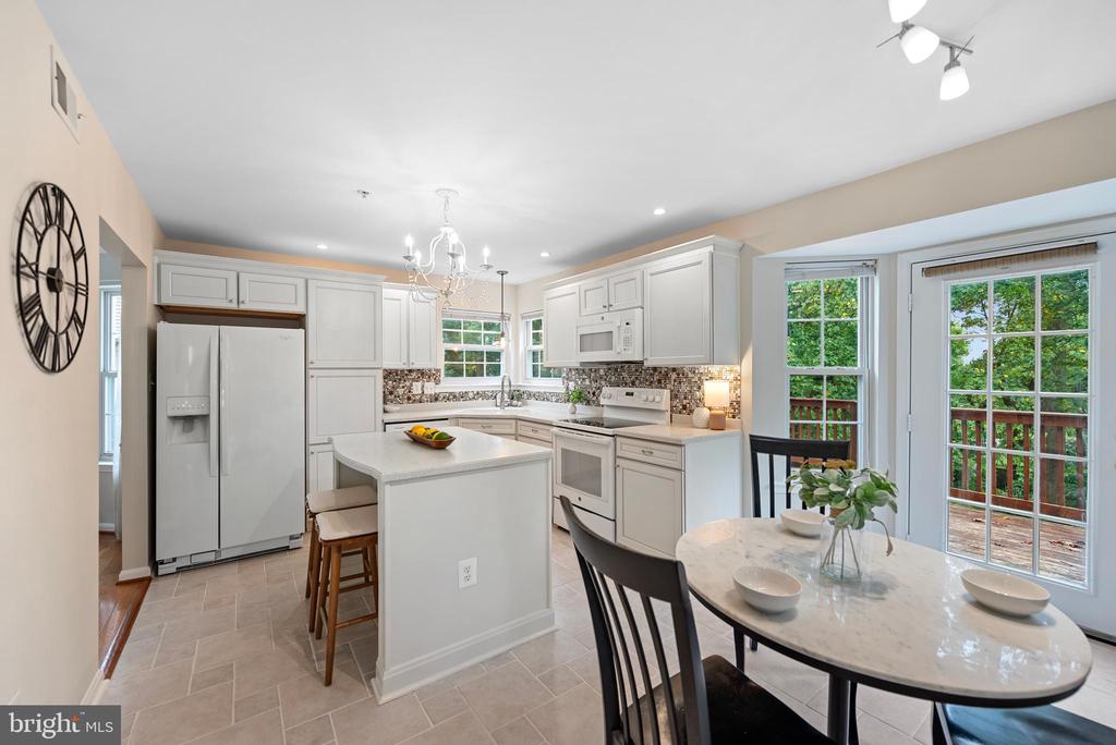 8407 HILLVIEW