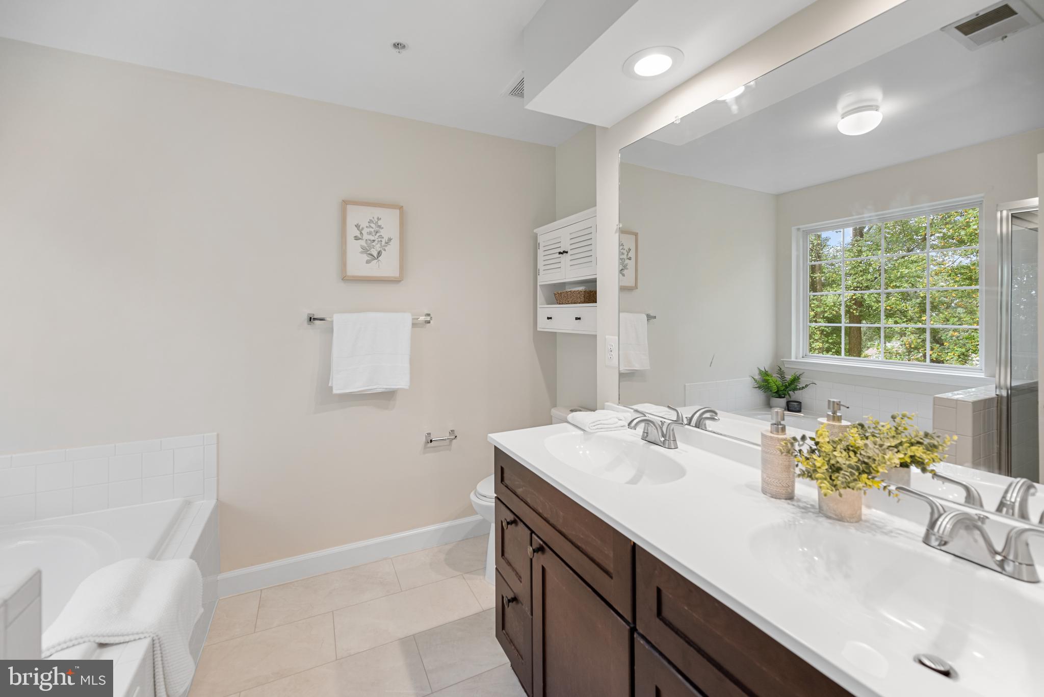 8407 HILLVIEW