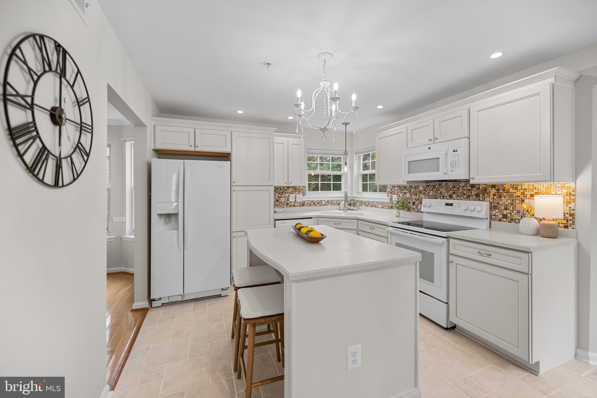 8407 HILLVIEW