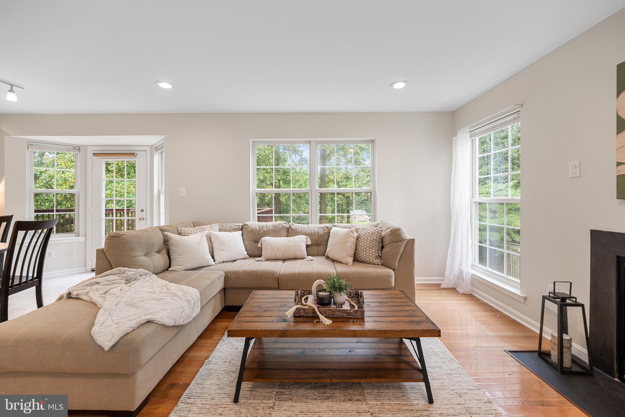 8407 HILLVIEW